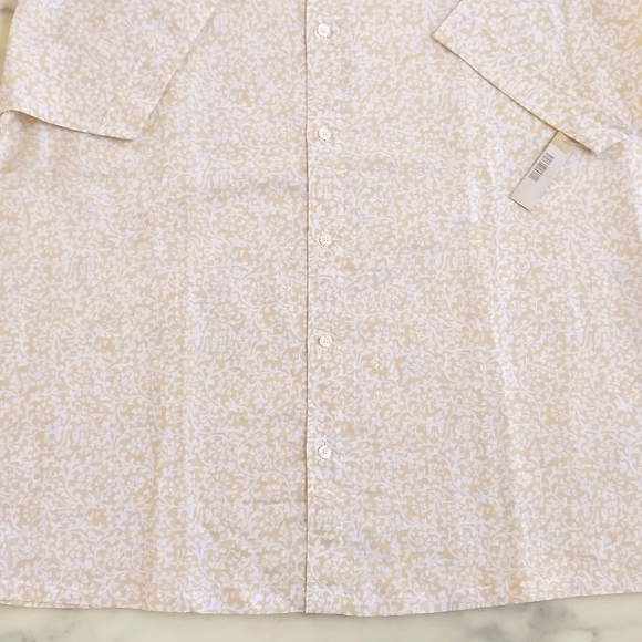 NWT. Men's Linen and Cotton Short Sleeve Button-Down Shirt w/floral patterns. - Picture 3 of 5